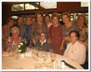 LA MADRE MARIA RODEADA DE LAS VETERANAS DE LAS JESUITINAS