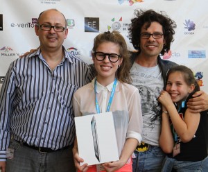 El representante de la Fundación, junto a Sarah Calviño (@saripusas) la ganadora del iPad, su padre Emilio Calviño (@avenueone) y Raquel Calviño (@ratoneando), merecedora del 2º premio.