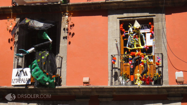 Balcón anunciando el altar de Cantinflas