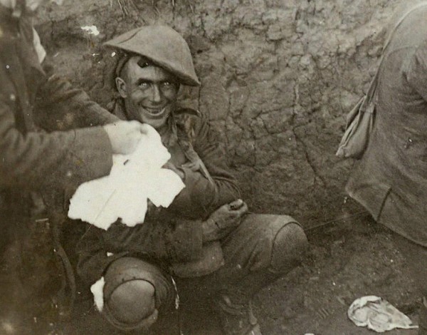 Un soldado neurótico por la guerra en una trinchera durante la Batalla de Courcelette a mediados de septiembre de 1916 - Imágen: xweq.io