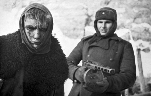 Un soldado de la Armada Roja marcha con un soldado alemán en cautiverio después de la Batalla de Stalingrado. Los alemanes fueron atrapados y rápidamente se quedaron sin combustible ni suministros médicos y miles de ellos comenzaron a morir de congelación, malnutrición y enfermedades. Es una de las batallas más sangrientas en la historia de las guerras, con las estimaciones más altas de muertes, cerca de dos millones | Imágen: wikipedia.org