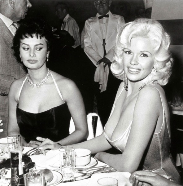 Sofía Loren y Jayne Mansfield en la fiesta de la 20th Century Fox organizada en honor a la Loren. 12 de abril de 1957. Imágen: Vanity Fair